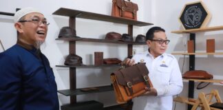 Jasman Apresiasi Usaha Kerajinan Kulit Rajokabu Pertama di Kota Randang