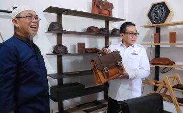 Jasman Apresiasi Usaha Kerajinan Kulit Rajokabu Pertama di Kota Randang