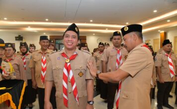 Lantik Pengurus SAKA POM Kepri, Sekda Ajak Pramuka Turut Menjaga Pemilu Damai