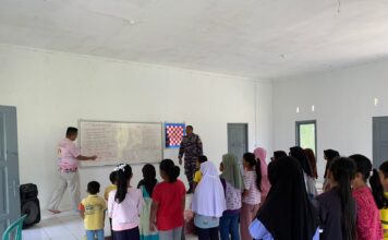 Lanal Ranai Kolaborasi dengan Instruktur Bahasa Inggris Untuk Mencerdaskan Anak – anak di Perbatasan Natuna
