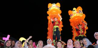 Istri Menhub RI Endang Sri Hariatie Ikut Menikmati Kemeriahan Bazar Imlek di Jalan Merdeka