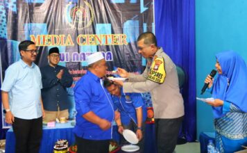 Syukuran HPN, Kapolres Natuna Bawakan Nasi Tumpeng Persahabatan