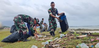 Jaga Keindahan Pantai, Lanud RSA Natuna Bersih Sampah Plastik Kiriman Musim Utara