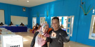 Didampingi Istri Bupati Lingga Nyoblos di Kampung Halaman