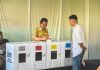 Ansar Ahmad dan Keluarga Menggunakan Hak Pilih di TPS 002 Tanjungpinang Timur