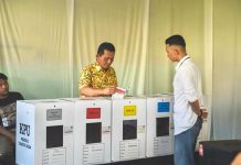 Ansar Ahmad dan Keluarga Menggunakan Hak Pilih di TPS 002 Tanjungpinang Timur