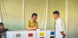 Ansar Ahmad dan Keluarga Menggunakan Hak Pilih di TPS 002 Tanjungpinang Timur