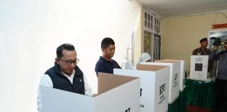 Bupati Eka Putra Berikan Hak Pilih pada Pemilu 2024 di TPS 35 Baringin