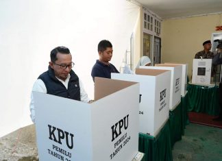 Bupati Eka Putra Berikan Hak Pilih pada Pemilu 2024 di TPS 35 Baringin