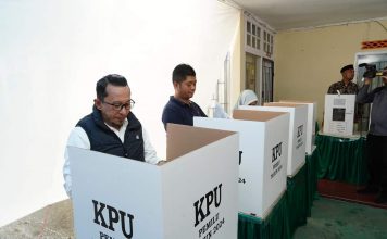 Bupati Eka Putra Berikan Hak Pilih pada Pemilu 2024 di TPS 35 Baringin