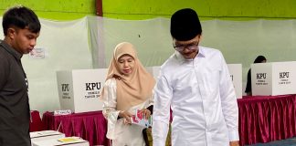 Bersama Keluarga, Bupati Safaruddin Nyoblos di TPS 08 Baruah Gunuang