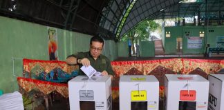 Pj Wali Kota Jasman Bersama Ketua TP PKK Gunakan Hak Pilihnya di TPS 13 Tiakar