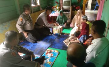 Kapolsek Daik Lingga Serahkan Bantuan Paket Sembako Kepada Warga Korban Kebakaran
