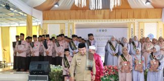 Wabup Husni Beri Bonus 8 Santri Hafiz 30 Juz Saat Wisuda Tahfidz ke-6 dan Haflah Akhirussanah Pondok Pesantren Madrasatul Qur’an