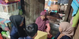 BEM Politeknik Lingga Serahkan Bansos Kepada Lansia di Desa Sungai Raya