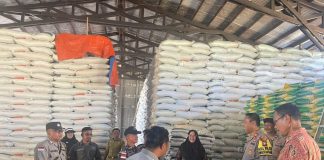 Jelang Ramadhan, Kapolsek Bunguran Barat Pantau Ketersediaan Stok Beras dan Bahan Pokok
