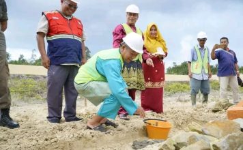 Pembangunan Gedung Layanan Perpustakaan Daerah dan Peresmian Jaringan Listrik di Dusun Sambau