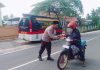 Anggota Polri Turun Kejalan Bagikan Takjil Kepada Masyarakat