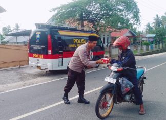 Anggota Polri Turun Kejalan Bagikan Takjil Kepada Masyarakat