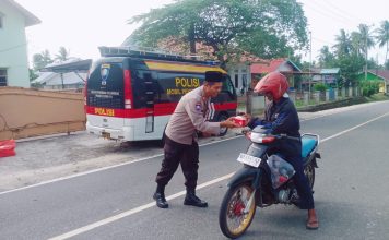 Anggota Polri Turun Kejalan Bagikan Takjil Kepada Masyarakat