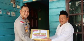 Berkah Ramadhan, Kapolres Anambas Berikan Bantuan Sosial Kepada Petugas Fardhu Kifayah di Kecamatan Siantan