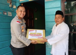 Berkah Ramadhan, Kapolres Anambas Berikan Bantuan Sosial Kepada Petugas Fardhu Kifayah di Kecamatan Siantan