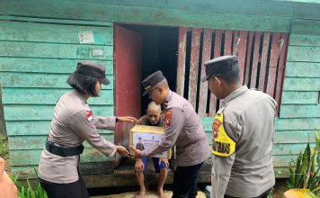Polres Natuna Berbagi Sembako Bantuan Sosial Kapolda Kepri ke Masyarakat