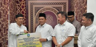 Gubernur Ansar Buka Puasa di Masjid Darul Hijrah Lubuk Baja dan Terawih di Masjid Ar-Rahmah Batam Centre