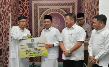 Gubernur Ansar Buka Puasa di Masjid Darul Hijrah Lubuk Baja dan Terawih di Masjid Ar-Rahmah Batam Centre