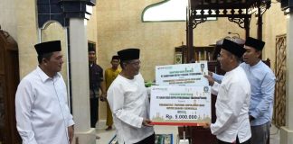 Safari Ramadhan di Karimun, Gubernur Ansar Serahkan Sejumlah Bantuan
