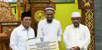 Safari Subuh di Masjid Baitul Karim TBK, Gubernur Ansar Serahkan Bantuan Rp70 Juta