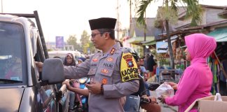 Polres Natuna Bagi-bagi Takjil Jelang Buka Puasa