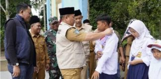 Dispora Lingga Serahkan Seragam Sekolah SD, SMP Suak Buaya