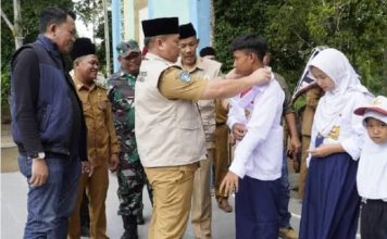 Dispora Lingga Serahkan Seragam Sekolah SD, SMP Suak Buaya
