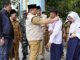 Dispora Lingga Serahkan Seragam Sekolah SD, SMP Suak Buaya