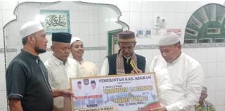 Sambangi Mushollah Al-Ikhlas, Tim Safari Ramadhan Pemkab Asahan Serahkan Bantuan Uang Tunai dan Vacum Cleaner