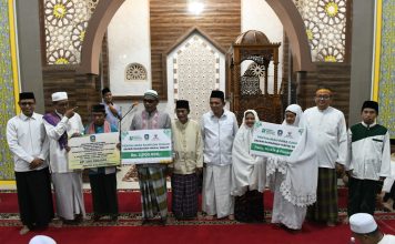 Safari Ramadhan di Masjid Nurul Huda Bintan, Gubernur Ansar Serahkan Bantuan Rp102 Juta