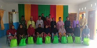 Dinsos Lingga Salurkan 10 Paket Sembako Kepada Janda di Desa Mamut