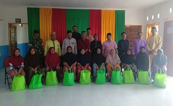Dinsos Lingga Salurkan 10 Paket Sembako Kepada Janda di Desa Mamut