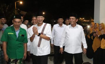 Gubernur Ansar dan Menparekraf RI Terawih di Masjid Mukhtarul Arifin Tembesi
