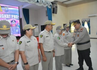 10 Personil PNS Polda Kepri Naik Pangkat