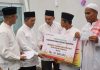 Safari Ramadhan di Masjid Darul Mukhlisin Kavling Senjulung, Gubernur Ansar Serahkan Bantuan