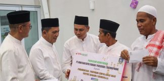 Safari Ramadhan di Masjid Darul Mukhlisin Kavling Senjulung, Gubernur Ansar Serahkan Bantuan