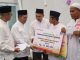 Safari Ramadhan di Masjid Darul Mukhlisin Kavling Senjulung, Gubernur Ansar Serahkan Bantuan