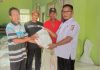 Gusri Bagikan Sembako dari BPBD Pada Warga yang Terkena Musibah Alam Banjir
