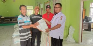 Gusri Bagikan Sembako dari BPBD Pada Warga yang Terkena Musibah Alam Banjir