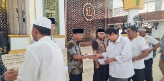 BKM Agung H Achmad Bakrie Kisaran Bersama Bupati Salurkan Bantuan Kepada Anak Yatim dan Abang Becak