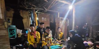 Jelang Sahur Tiba, Bupati Safaruddin bersama Calon DPRD Terpilih, Berhujan-Hujan Lihat Warga Dhu’afa