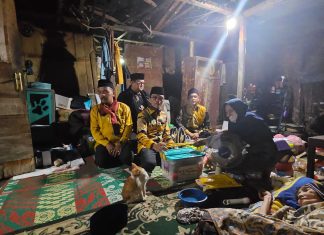 Jelang Sahur Tiba, Bupati Safaruddin bersama Calon DPRD Terpilih, Berhujan-Hujan Lihat Warga Dhu’afa