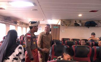 Wakapolres Natuna dan Wakil Bupati Memantau Pos Pelayanan Mudik di Pelabuhan Penagi